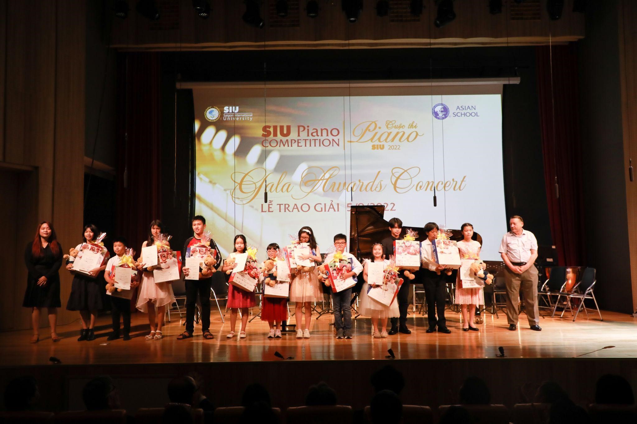 Vinh danh, trao giấy chứng nhận và quà từ BTC cho thí sinh dừng lại tại vòng Bán kết